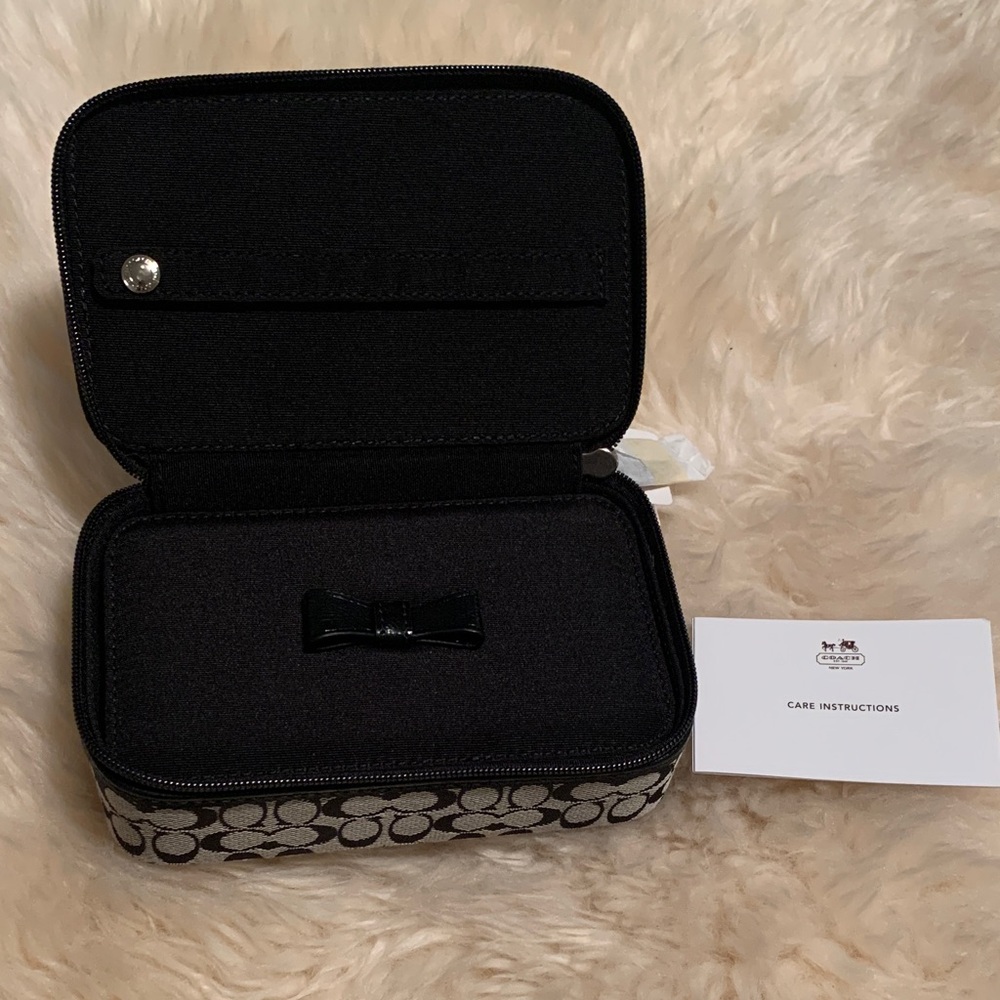 **price firm**
Coach Monogram Black and Gray Travel Jewelry Case - Picture 3 of 9